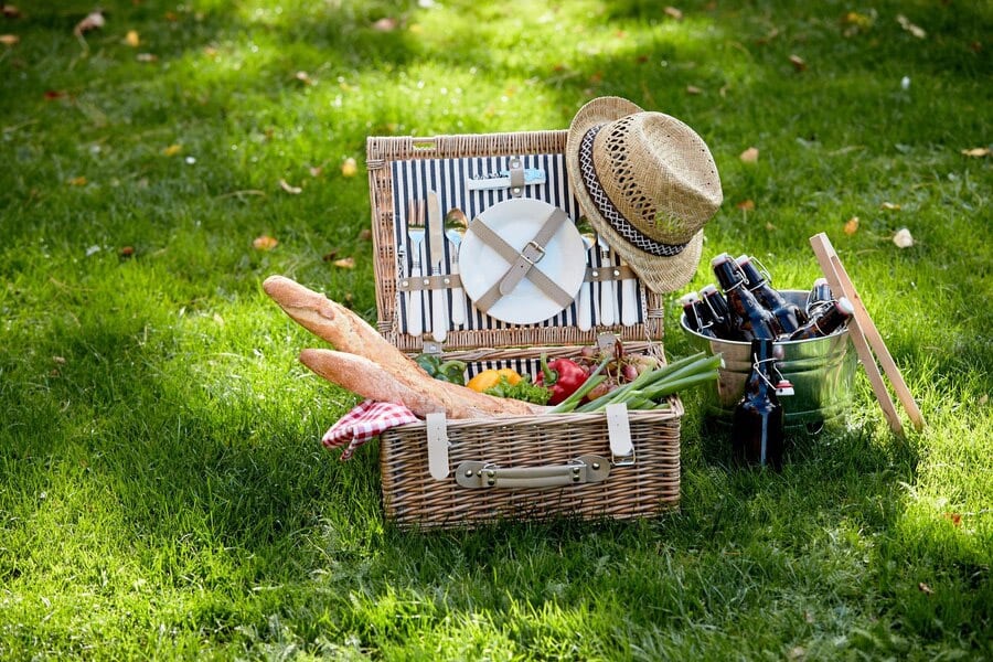 καθαρά δευτέρα καλάθι σαμπανιέρα πιάτα μαχαιροπίρουνα